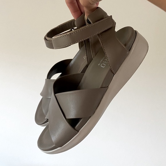 Munro Brinn sandals size 6 wide, lightly worn